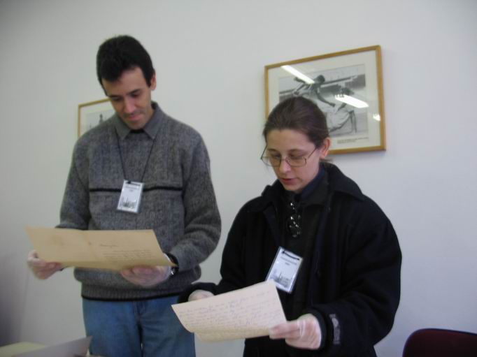 Prof. José Simões e Verena no antigo prédio em junho de 2005 pesquisando documentos dos séculos XVIII e XIX