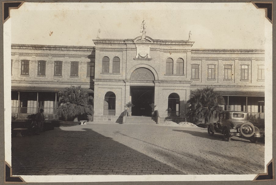 Imagem do prédio da Hospedaria dos Imigrantes na Mooca, em São Paulo, provavelmente, dos anos 10 do século XX.