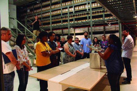 Ação Educativa apresenta o acervo a visitantes Ação Educativa apresenta o acervo a visitantes
