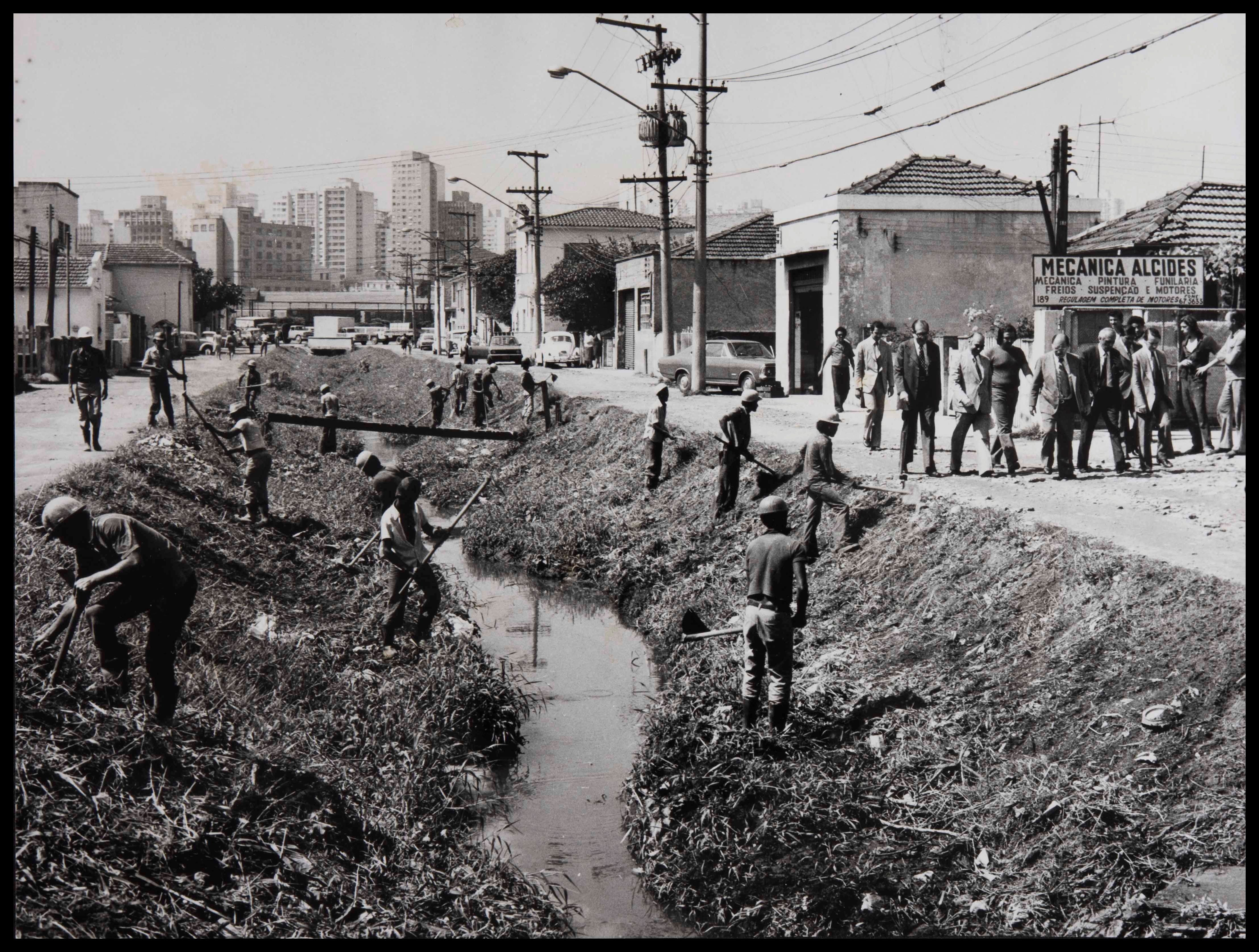 A canalização do Córrego da Água Preta deverá solucionar o problema das enchentes na região.<br/>DSP 4/12/1976.