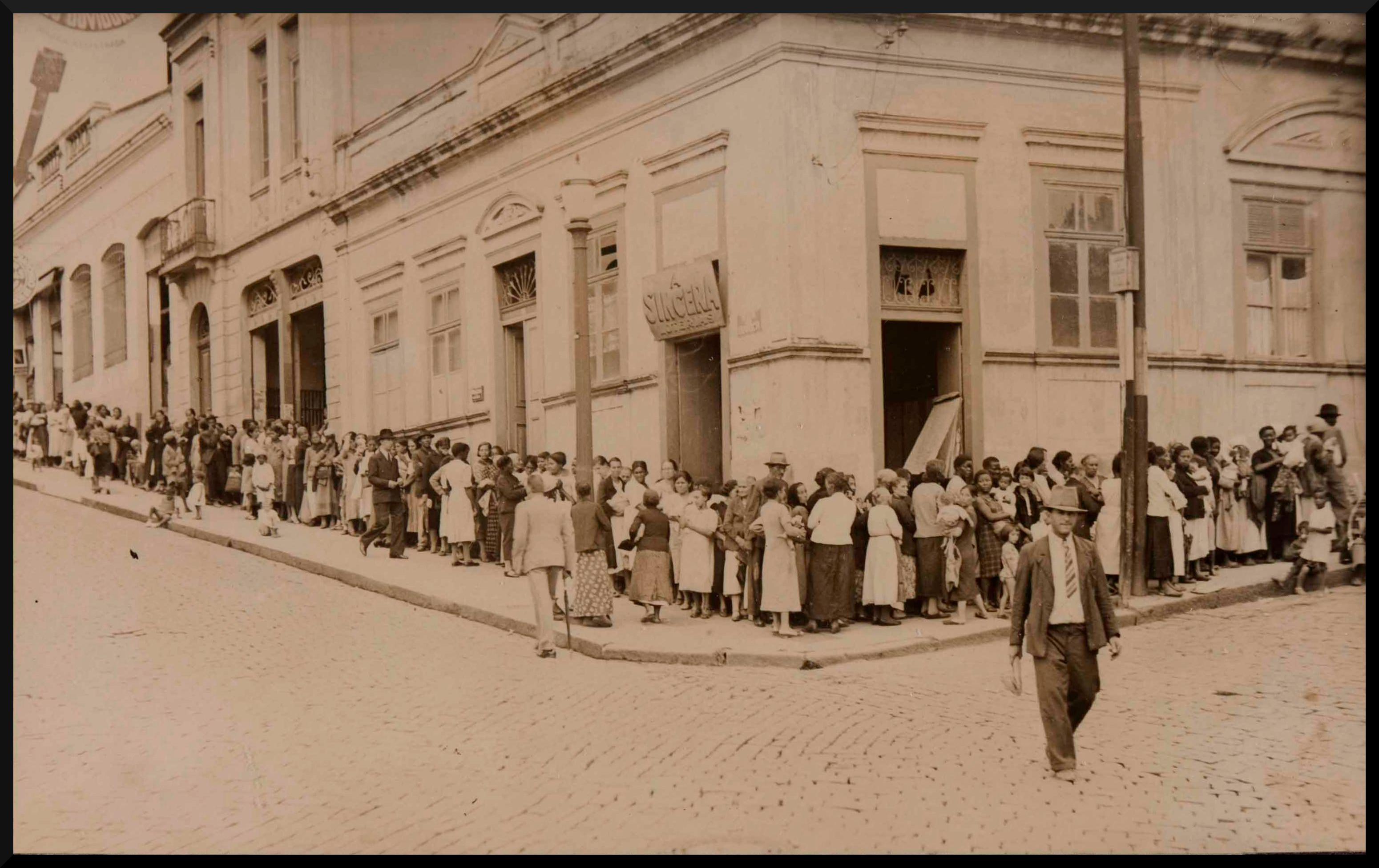 Distribuição de pão e dinheiro aos pobres pelos franciscanos.<br />DN 26/2/1938.