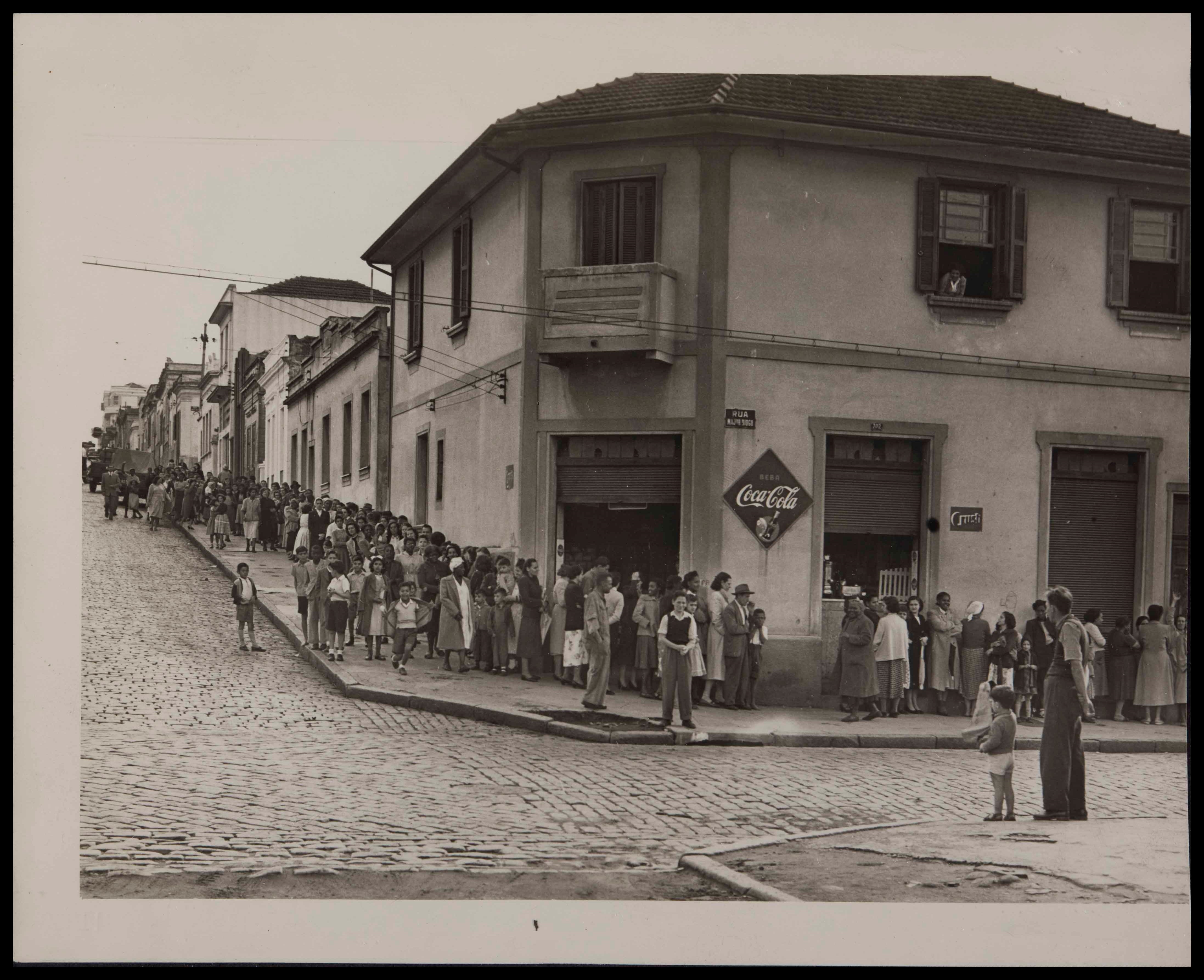 Flagrante apanhado no cruzamento da Rua Major Diogo e Conselheiro Carrão, vendo-se a fila gigantesca que ali se forma, para aquisição de açúcar.<br />DN 31/5/1951.