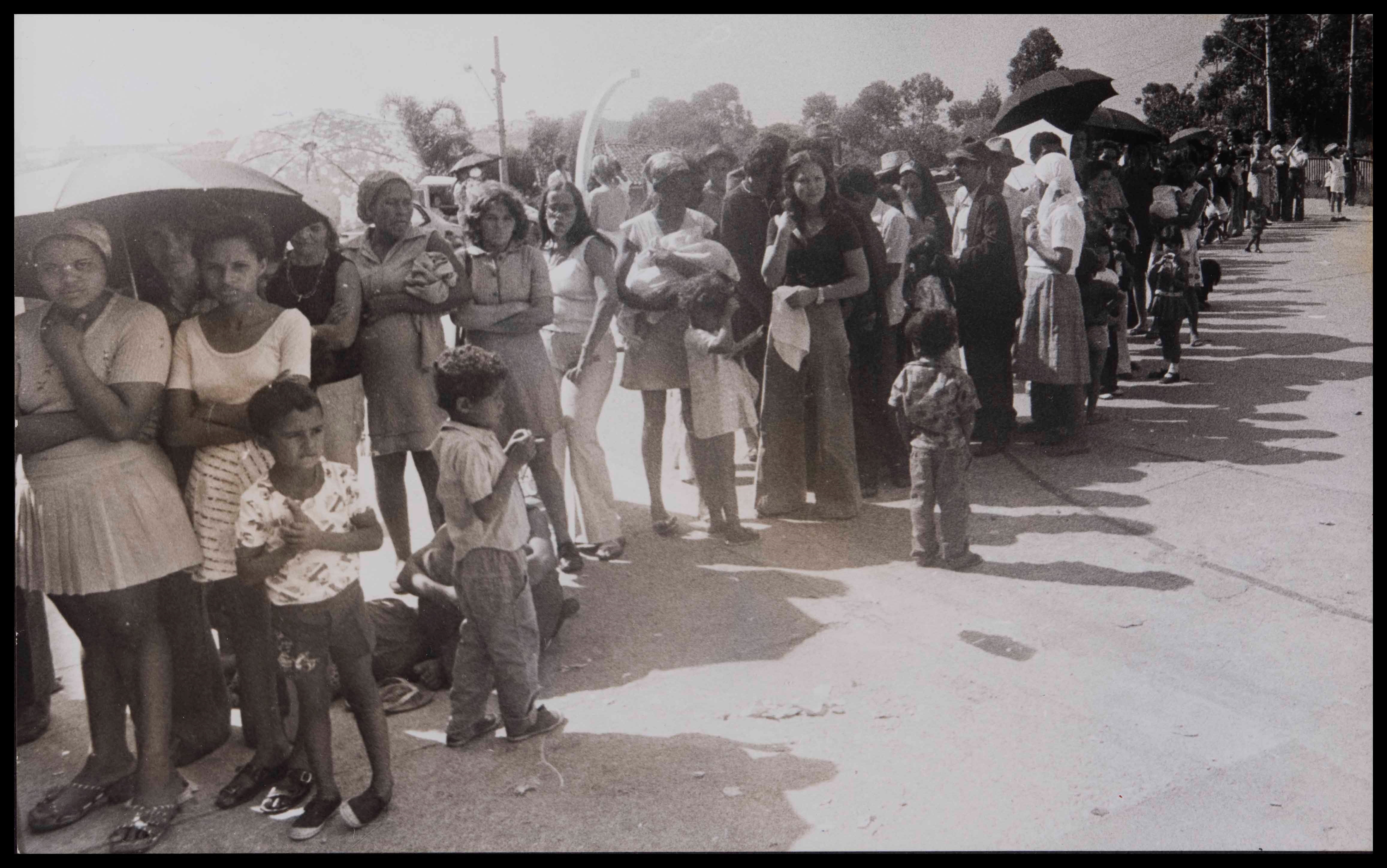 No bairro do Morumbi, grande fila se formou para a vacinação contra a meningite.<br />DN 23/4/1975.