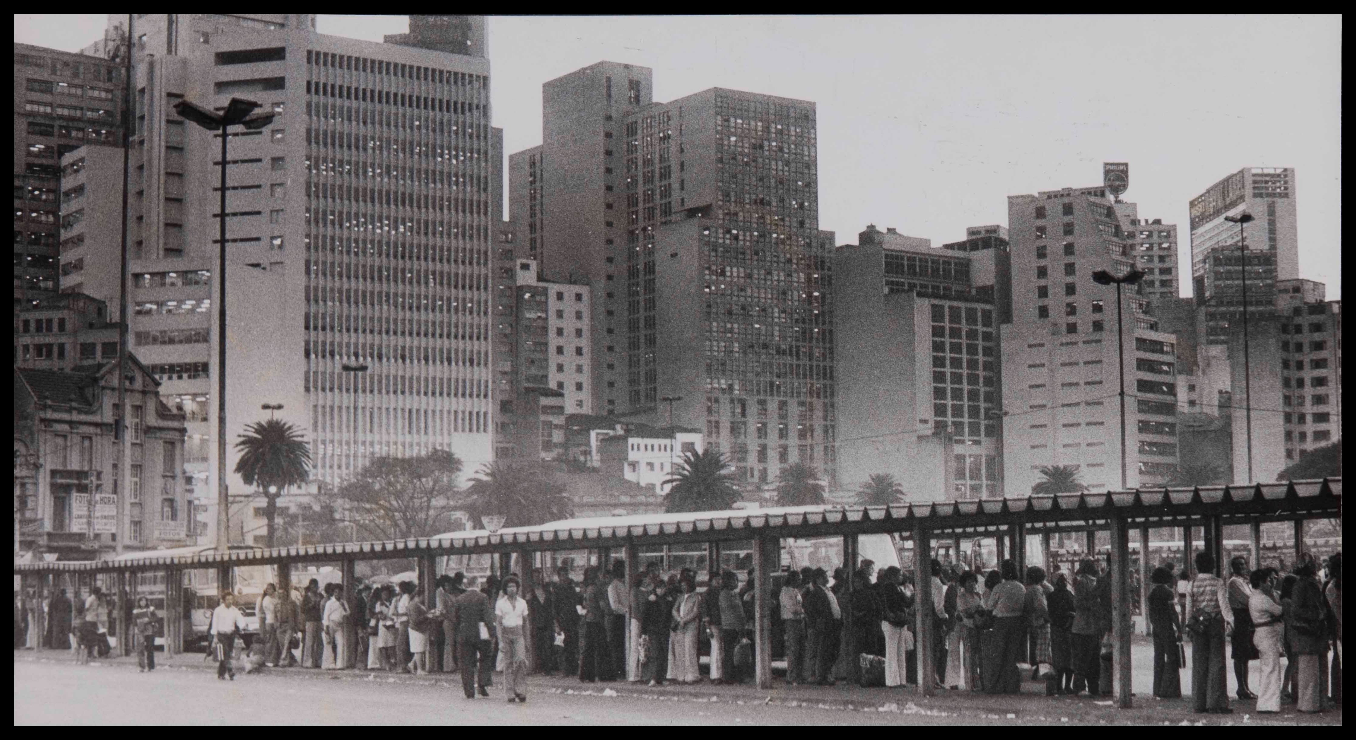 O Parque São Pedro concentra, diariamente, cerca de dois milhões de pessoas que precisam da eficiência dos ônibus.<br />DSP 6/5/1976.