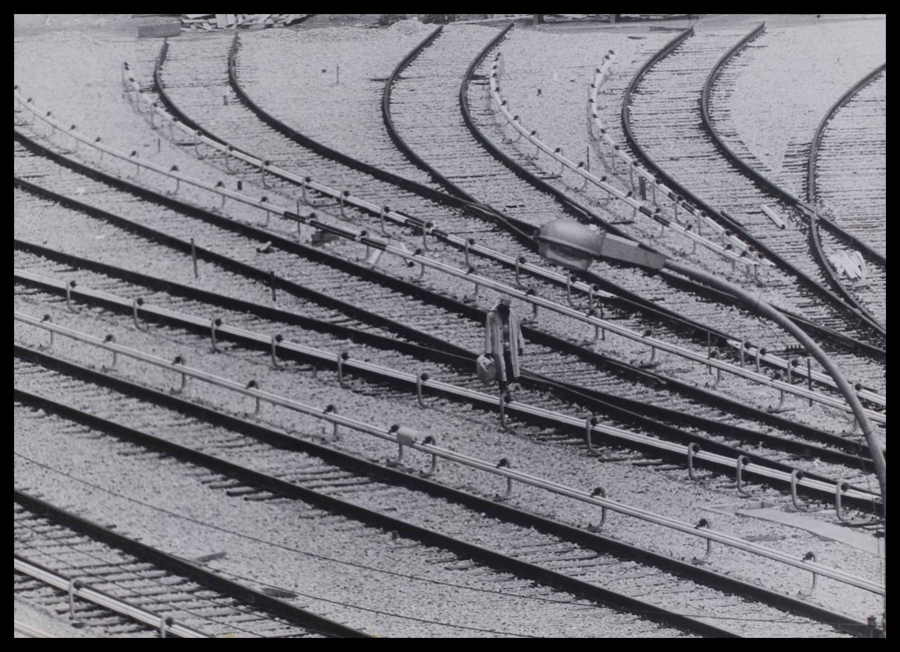 Vista dos trilhos por onde correrão os trens do metrô.<br />DN Ed.única 9/3/1974. MBO
