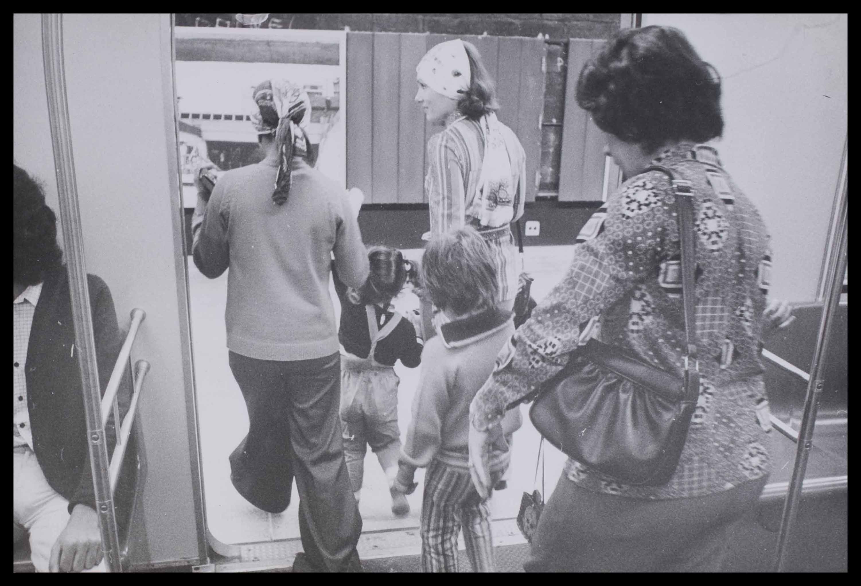 Muitas ainda vão ao Metrô para fazer turismo, apesar da negativa do da Companhia do Metropolitano.<br />DSP, 18/9/1974.