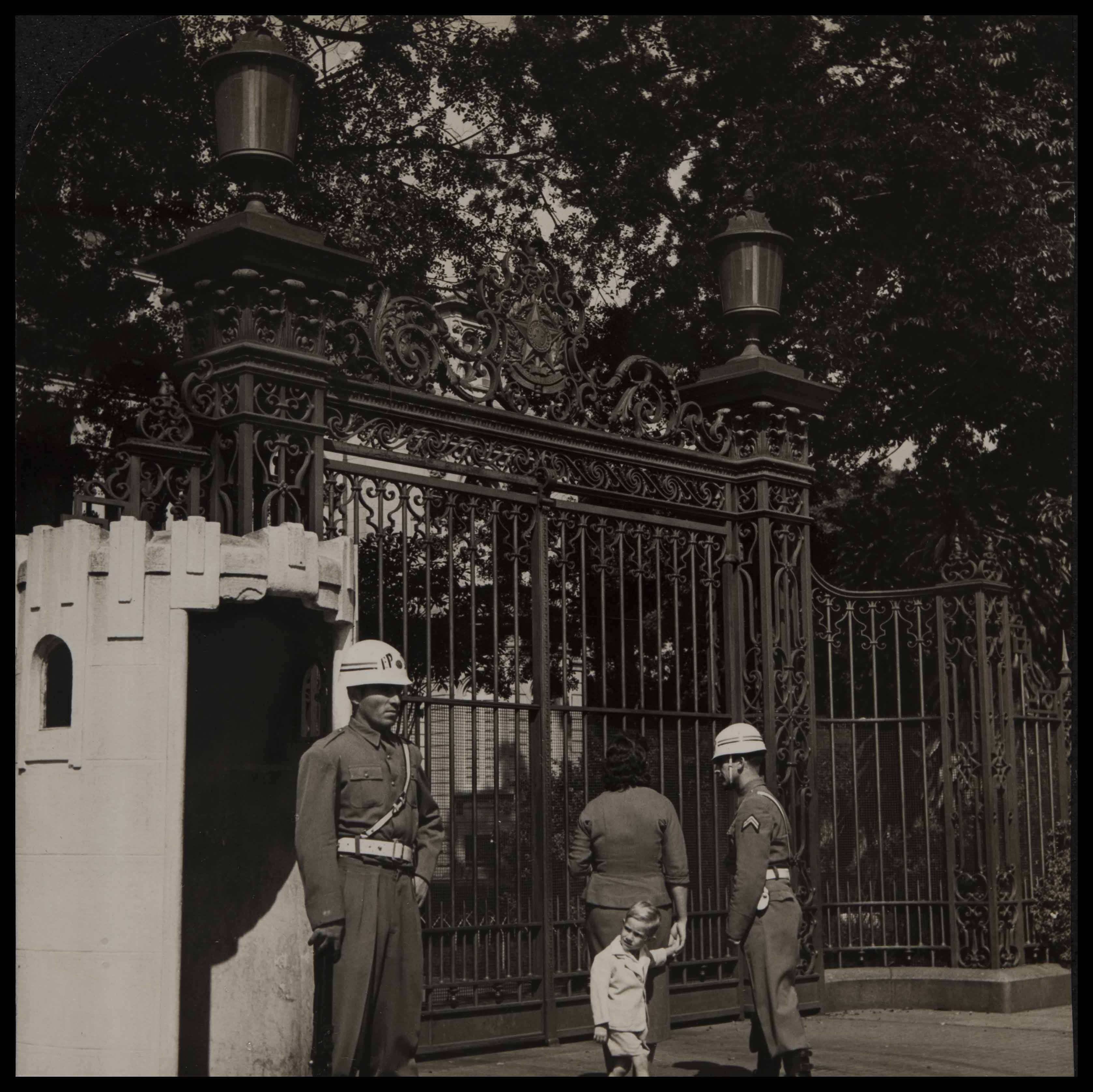 Portão da residência de Elias Chaves, hoje Palácio dos Campos Elísios. DSP, 18/1/1958.