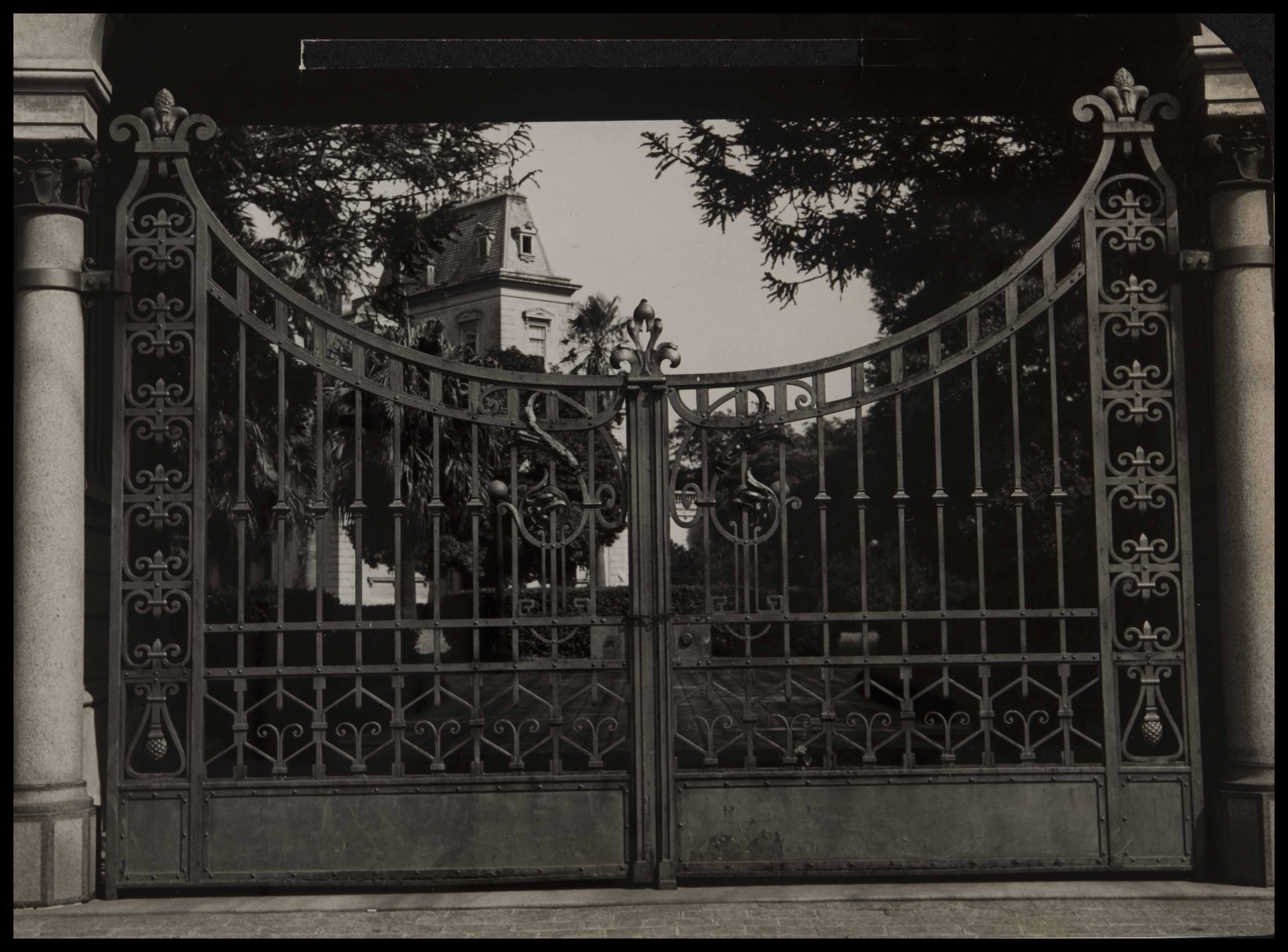 Portões da casa de D. Veridiana – Av. Higienópolis. DSP, 18/1/1958.