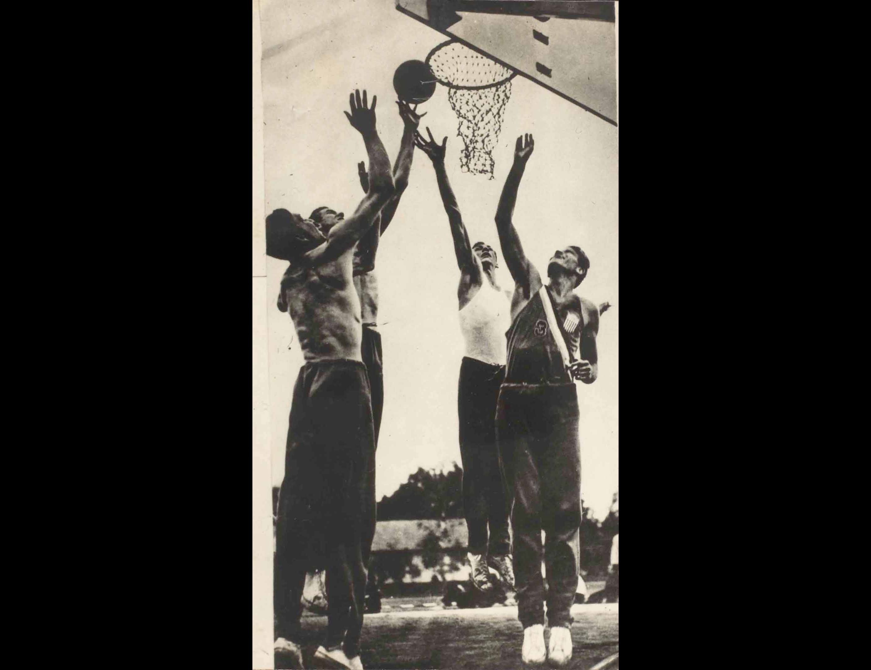 Grupo de jogadores norte-americanos campeões olímpicos de Berlim, em 1936, durante um exercício.<br />DSP, 28/7/1948.