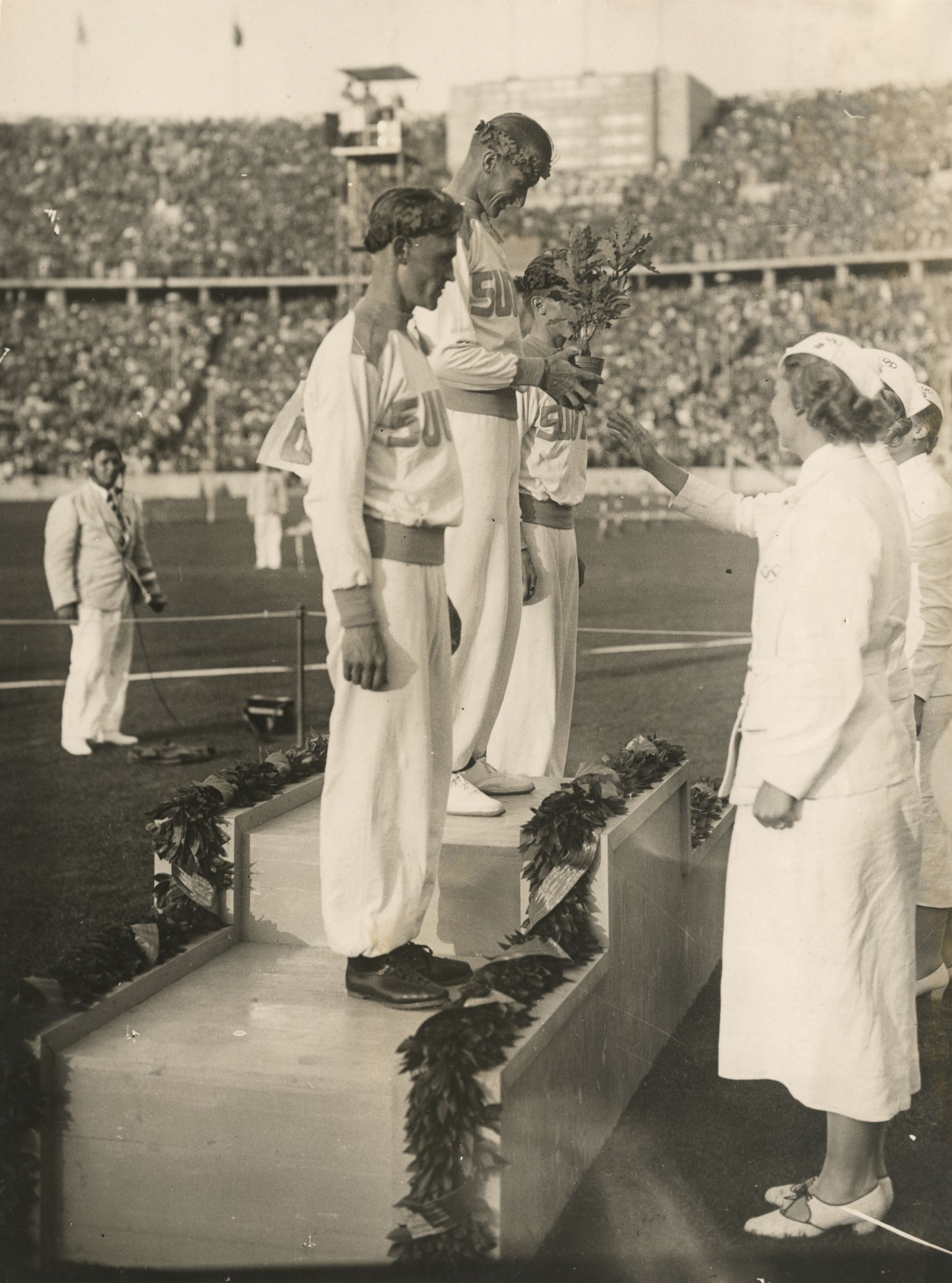 O primeiro dia dos Jogos Olympicos de 1936. Ve-se os tres vencedores de 10.000 metros, Salminen (164), Askola (166) Isso Hollo da Hollanda