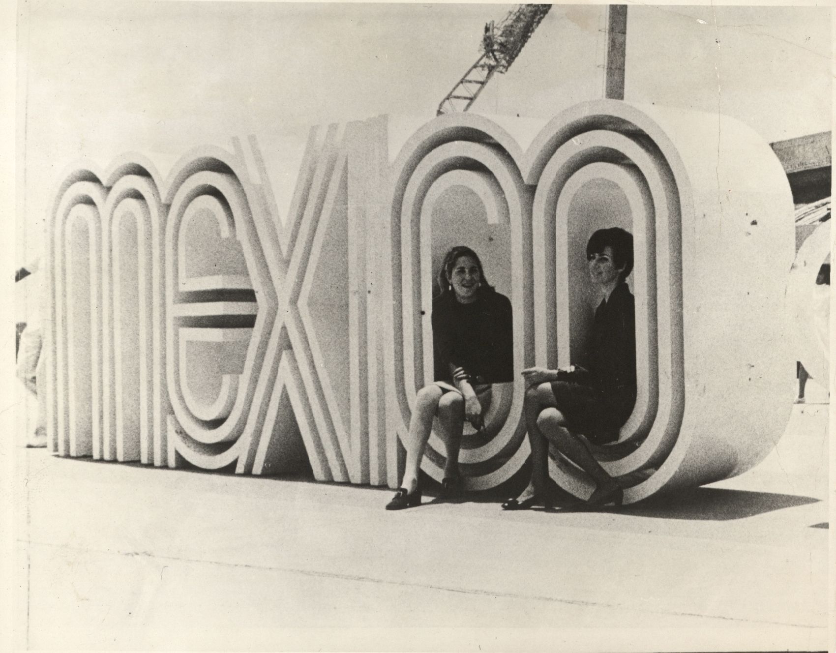 Todo o México preparado para as Olimpiadas que se realizarão nesta capital . O letreiro estará situado no frontespicio do estádio para os Jogos Olímpicos.<br />9/10/1968