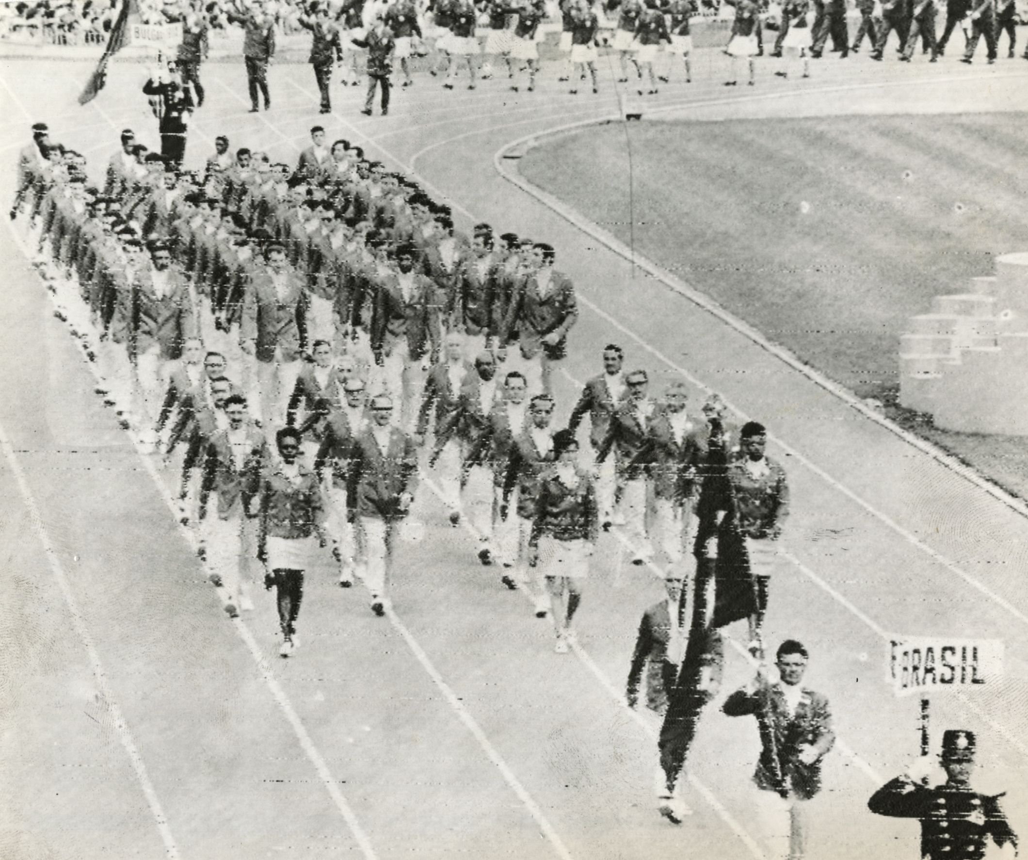 Com a presença de mais de 100.000 pessoas foram solenemente inaugurados, ontem no México, os Jogos Olimpicos de 1968.<br />DSP -13/10/1968.