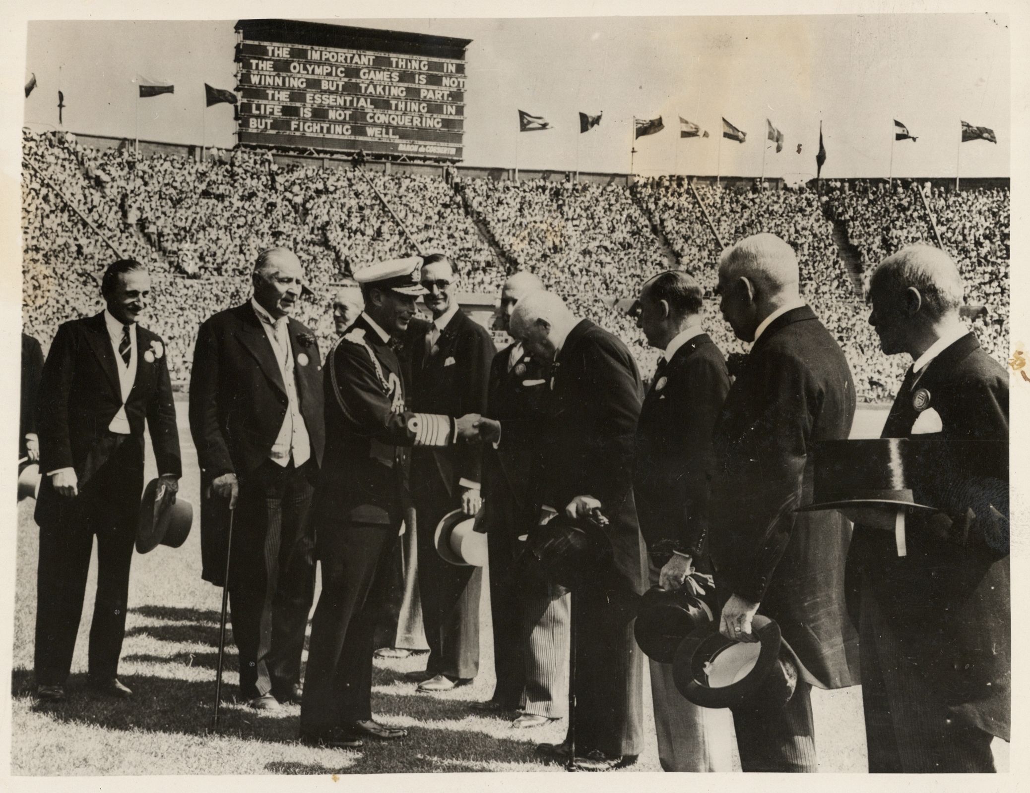 O Rei George VI saúda os representantes internacionais da 14a OLIMPÍADA, no Empire Stadium.<br />ARQ. EM JULHO DE 1948.