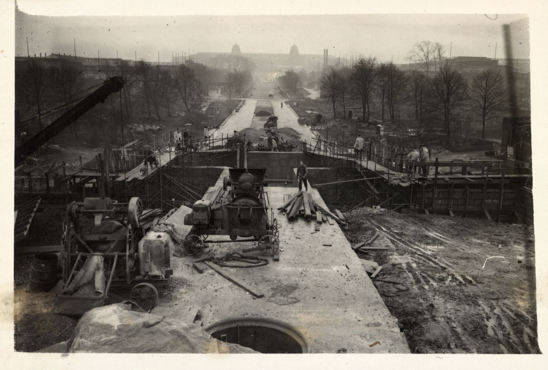 Na INGLATERRA, fazem-se os preparativos para a XIVa Olimpíada. Aqui, vê-se a construção de uma estrada, estando entre os trabalhadores prisioneiros de guerra alemães, na proximidades do Estádio Wembley.<br />ARQ. EM FEVEREIRO DE 1948.