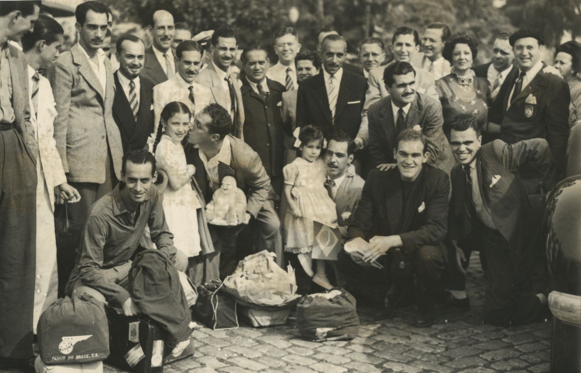 A CHEGADA DOS CAMPEÕES - Aspecto da recepção proporcionada aos basquetelers brasileiros por ocasião do seu regresso da Inglaterra, onde defenderam o Brasil na 14a Olimpíada.<br />DN - 27/8/948.