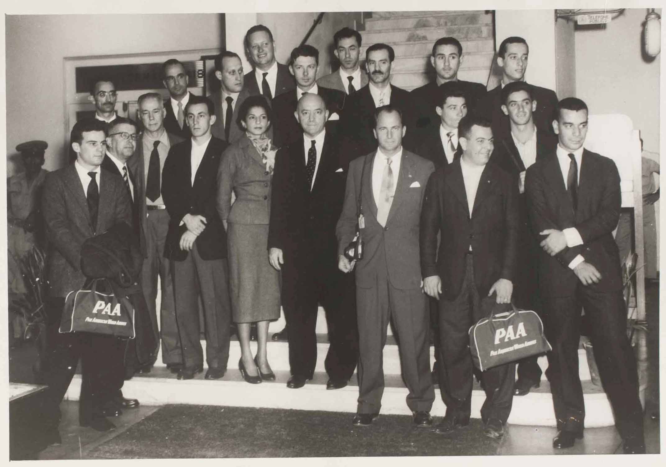 OLIMPÍADAS DE 1956 - A segunda turma da delegação olímpica do Brasil aparece no Aeroporto do Galeão do Rio de Janeiro antes de embarcar num Clipper da Pan American World Airways à noite de terça-feira (13 do corrente) com destino a San Francisco, a caminho de Melbourne, Austrália, para disputar os Jogos Olímpicos de 1956.<br />DSP, 20/11/956.