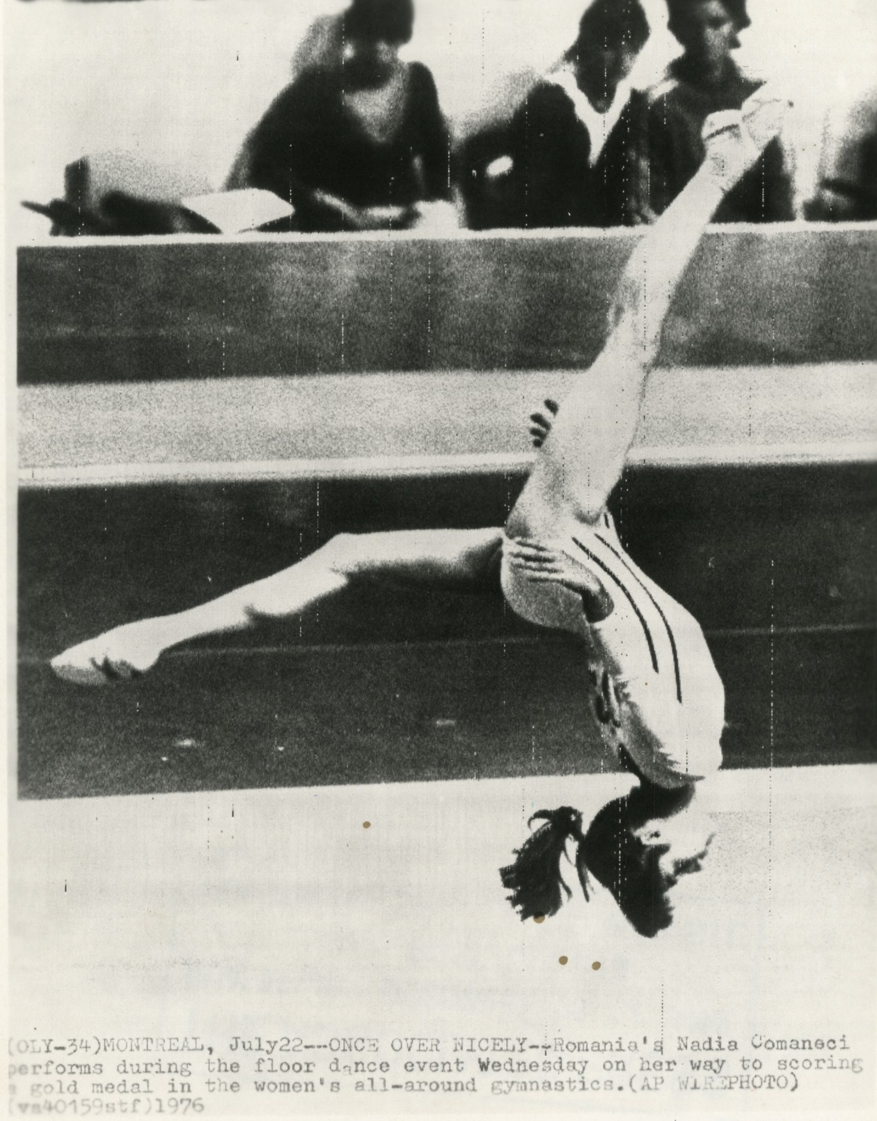 MONTREAL, 29 DE JULHO, 1976 - A romena Nadia Comaneci durante sua performance (...)