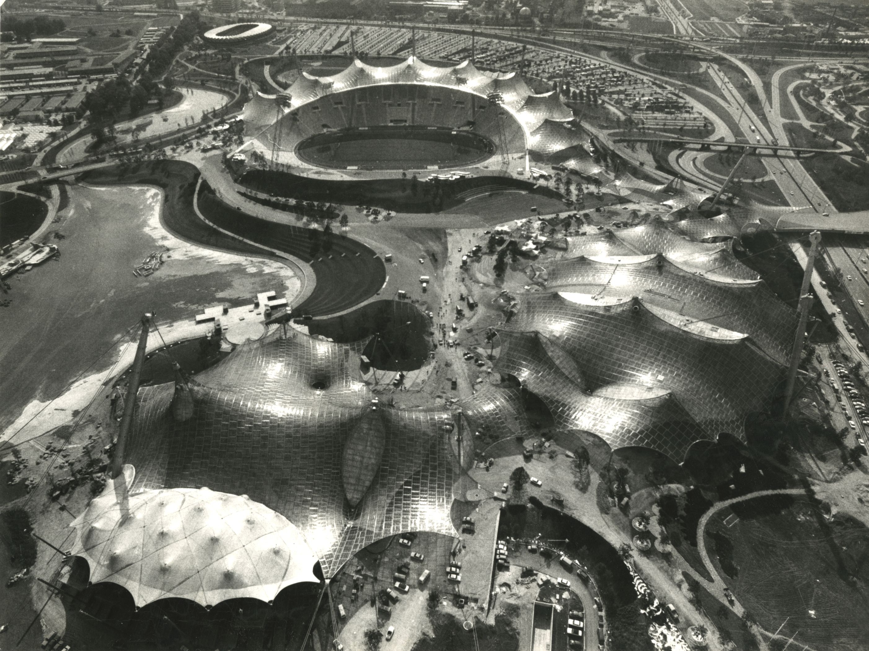 Estádios Olímpicos 1972: O telhado de vidro acrílico tem 75.000 metros quadrados de extensão, cobrindo o Estádio Olímpico, o Pavilhão dos Desportos e o pavilhão de natação (em primeiro plano).<br />DSP 24/8/1972.