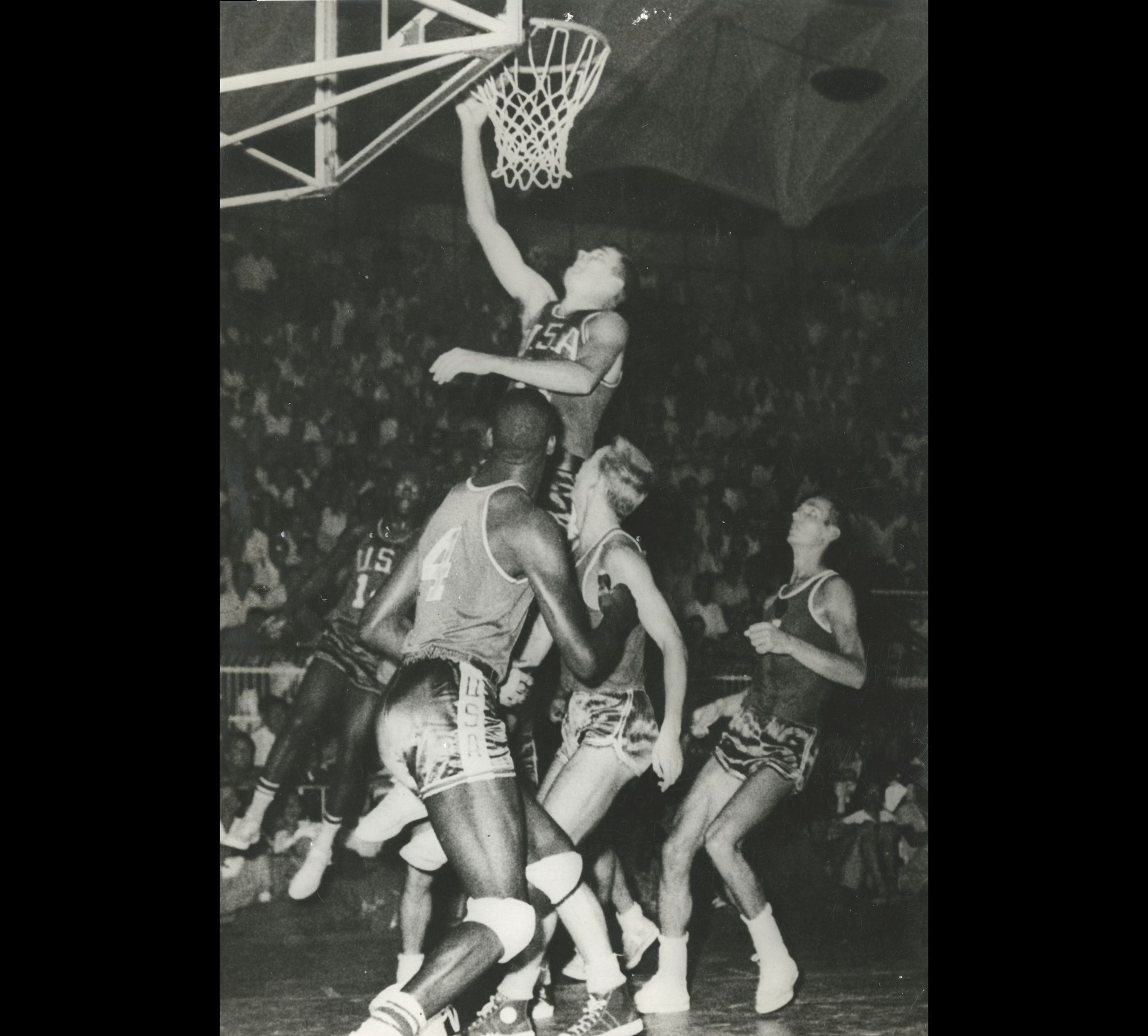Jerry Lucas, da Universidade de Ohio,pouco antes de conseguir mais uma cesta para a equipe norte-americana de bola ao cesto que venceu o quinteto soviético por 81 a 57, nos Jogos Olímpicos.<br />Arq. 23/9/960