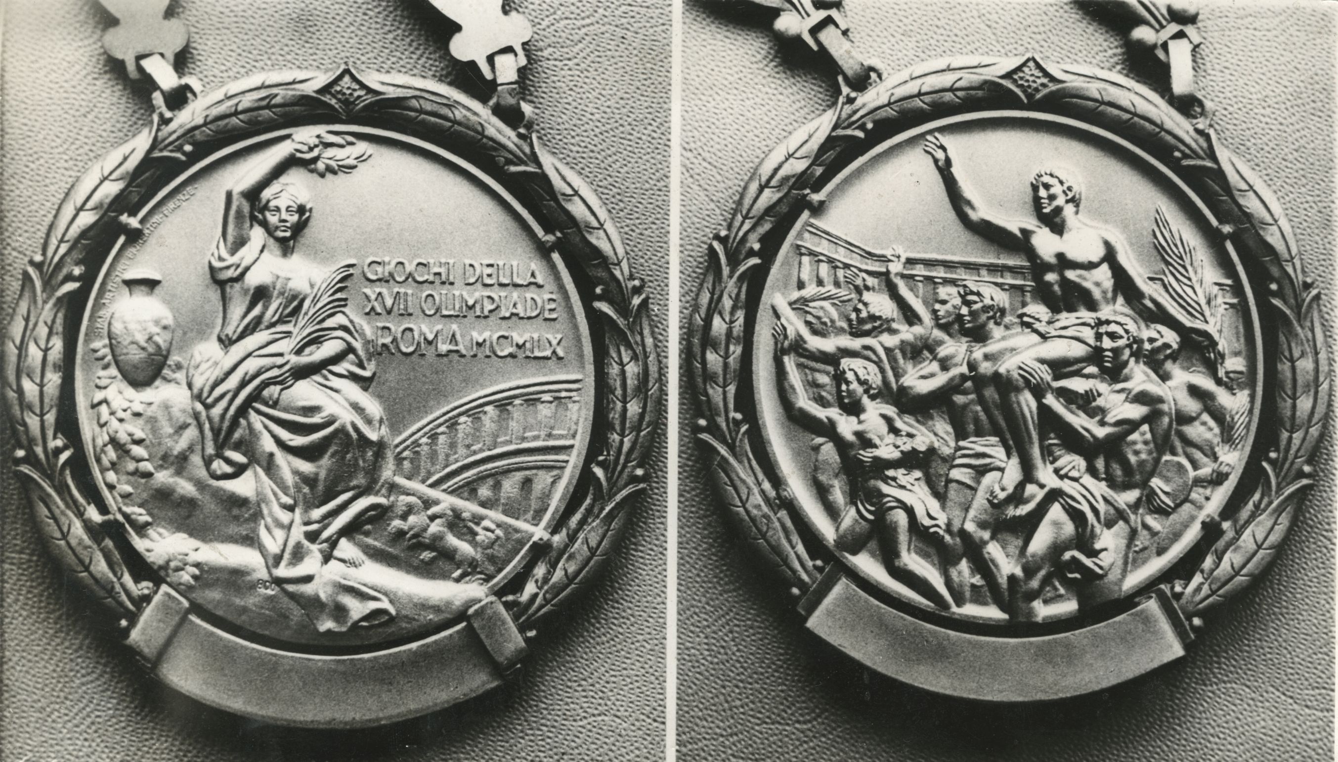 Aspecto do verso e anverso da medalha de ouro olímpica com que foram distinguidos os atletas vencedores das provasdos recentes Jogos Olímpicos(...).<br />Arq. 29/9/960.