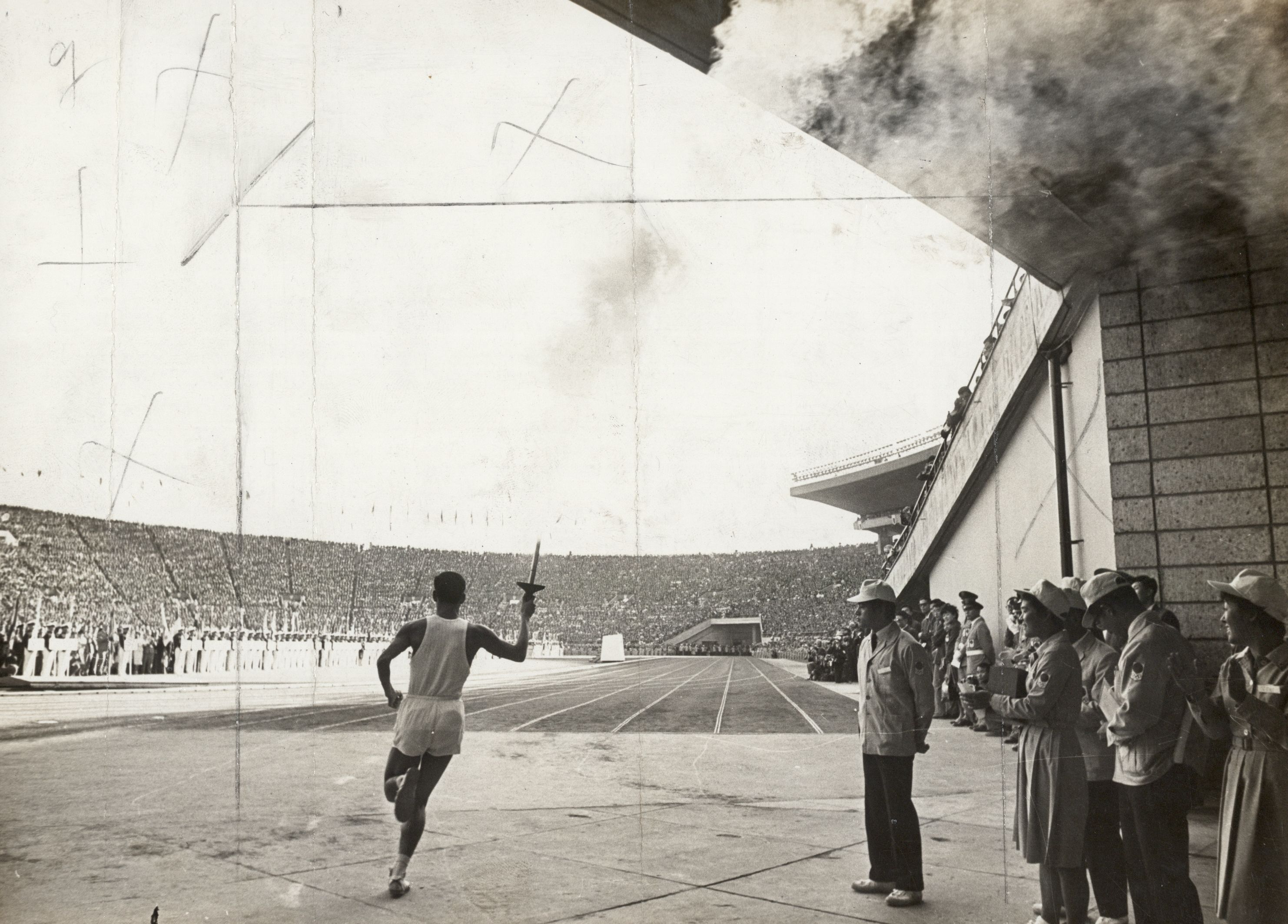 EM TÓQUIO TUDO AINDA É ESPORTE - DN, 1a Ed. 20/10/1964. O símbolo das Olimpíadas quando chegava ao Estádio Nacional de Tóquio para a abertura dos Jogos Olímpicos de 64.