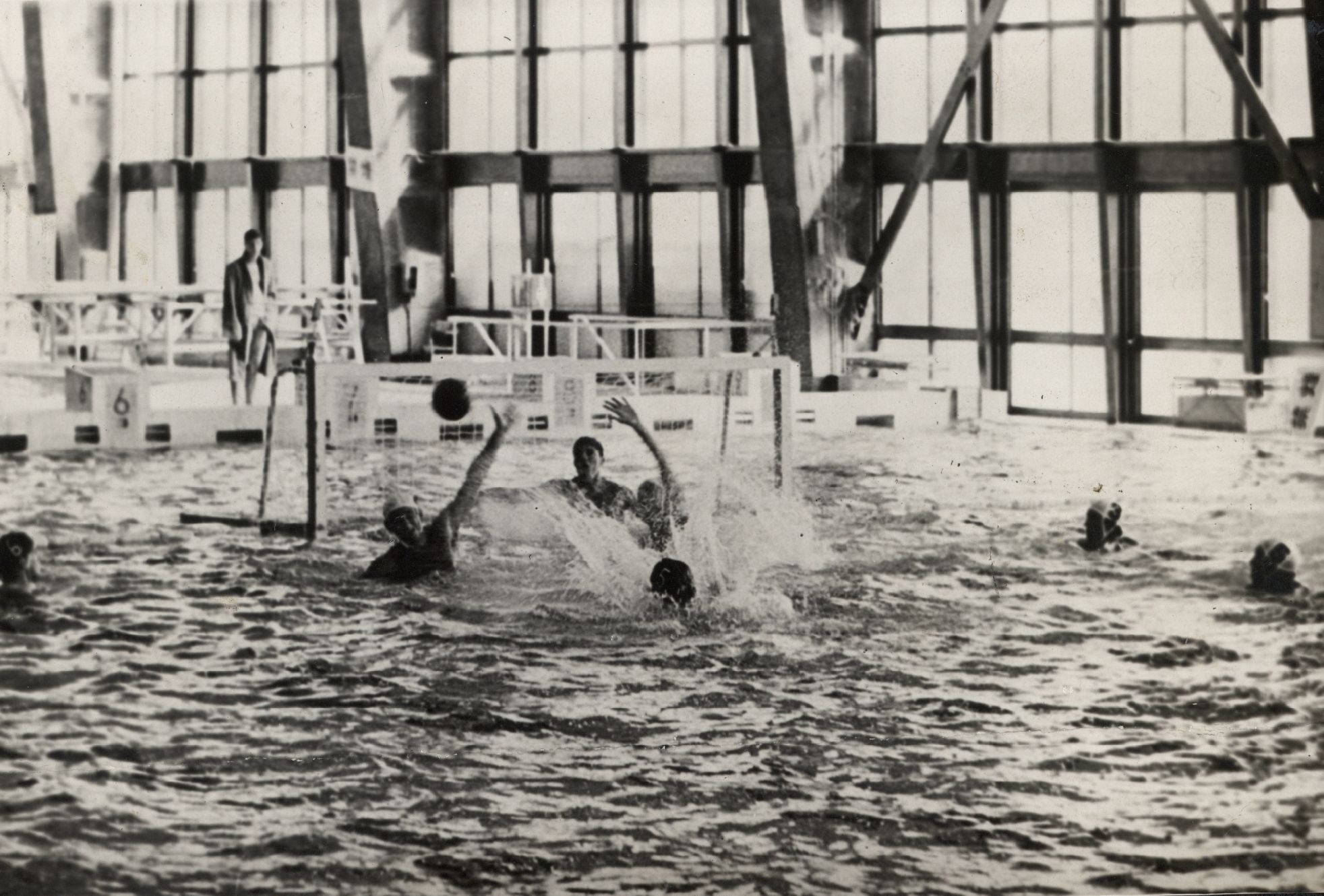 Holanda 3 vs Brasil 2 - Tóquio - O Brasil não foi feliz no Torneio de Water Polo Olímpico. Logo na estréia foi derrotado pela Holanda, sendo este um flagrante do jogo.<br />DN, 1a. Ed. 20/10/1964.
