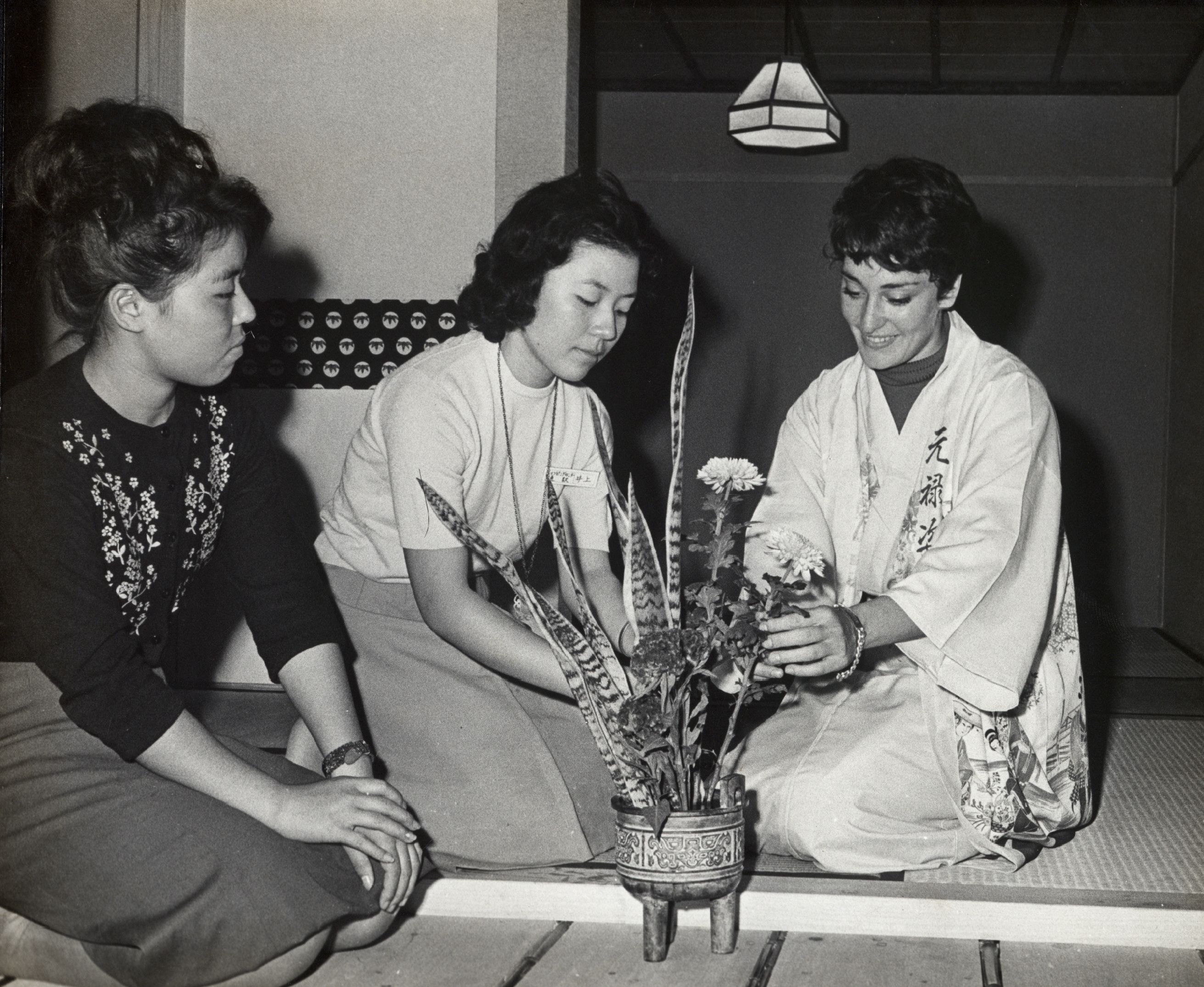IKEBANA, A ARTE JAPONESA NO ARRANJO DE FLORES - (...) Assim, nos alojamentos femininos da Vila Olímpica, várias atletas de países estrangeiros juntamente com moças japonesas iniciaram o seu aprendizado no arranjo de flores (...).