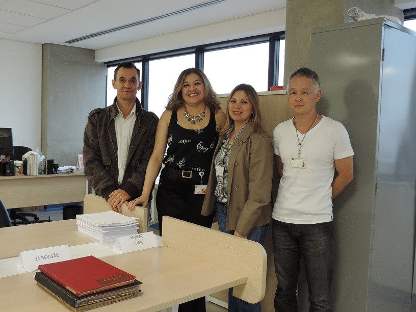 Equipe da Paleografia: da esquerda para a direita: Odair Rodrigues; Judie Kristie Pimenta Abrahim; Roseli Aparecida Ferraresi; e Sérgio Hideki Kanomata.