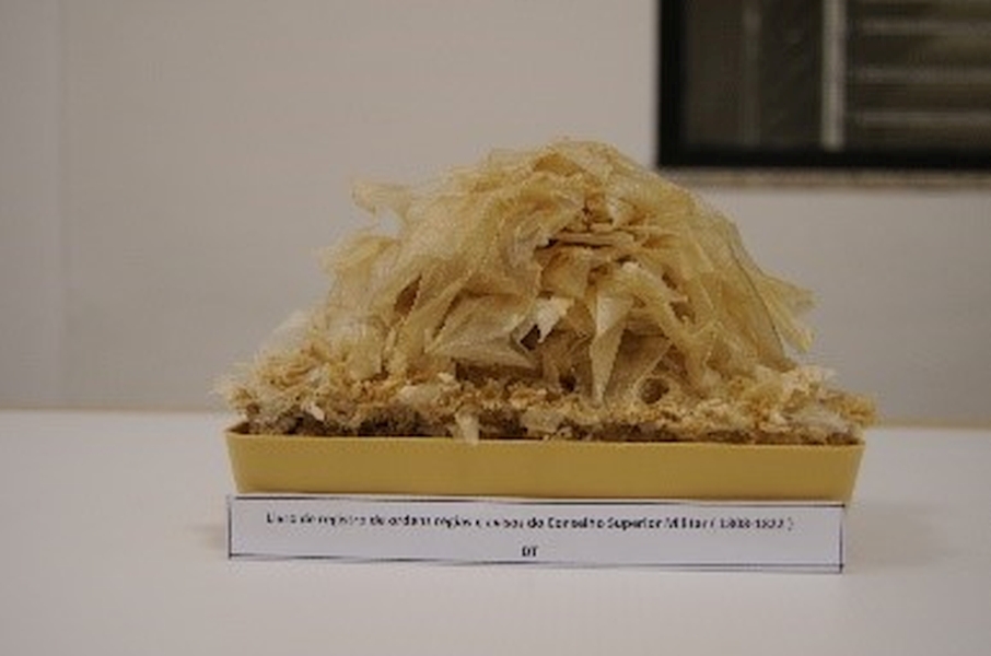 Resíduos de papel de seda removidos de reparos anteriores