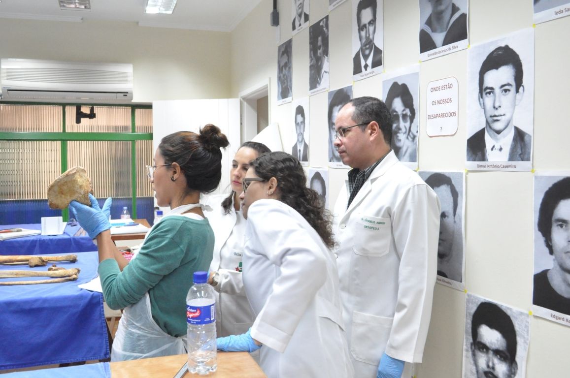 Equipe trabalhando em laboratório na identificação de ossadas