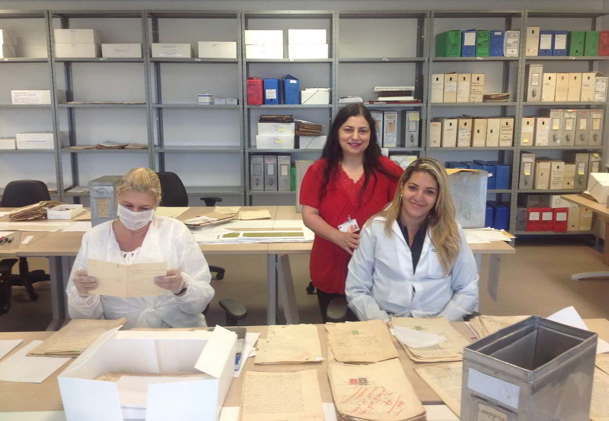 A partir da esquerda: Elisabete De Angeli, Márcia Aragão e Cláudia Marcolino em sala técnica