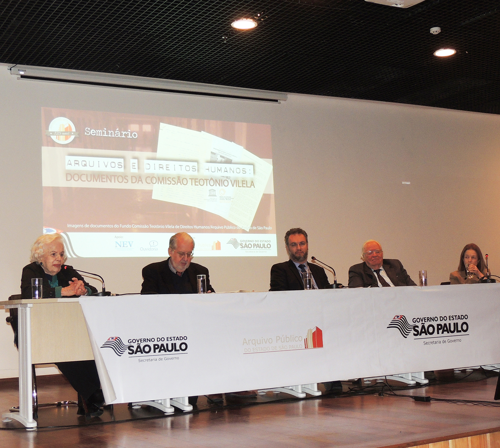 A partir da esquerda: Margarida Genevois, Paulo Sérgio Pinheiro, Fernando Padula, José Gregori e Maria Ignês Bierrenbach.