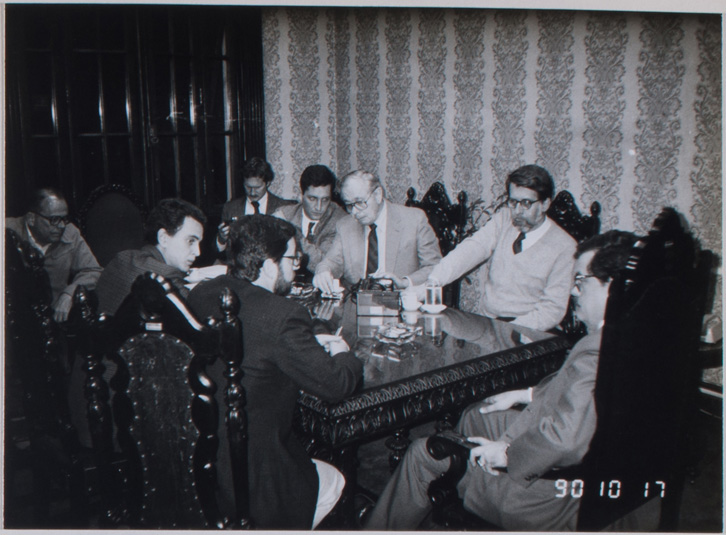 Membros da CTV em reunião. Fotografia do álbum Núcleo dos Estudos da Violência (NEV) – Foto/ Fundo CTV-APESP