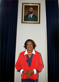 Eunice sob retrato de Luiz Gama, 2016.Extraída do livro Direitos humanos, democracia e justiça social. Eunice sob retrato de Luiz Gama, 2016.Extraída do livro Direitos humanos, democracia e justiça social.