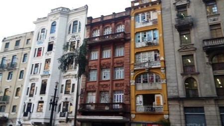 Conjunto de edifícios do lado par da Avenida São João