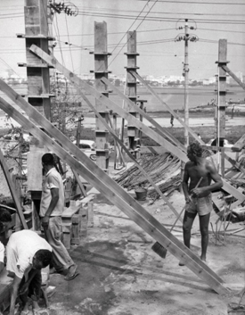 Anthony Leeds (1925-1989). Rio de Janeiro – Catacumba – Lagoa. Articulação entre a rua e a cidade. “Gatos” de eletricidade – 1965. Fundação Oswaldo Cruz. Casa de Oswaldo Cruz. Anthony Leeds (1925-1989). Rio de Janeiro – Catacumba – Lagoa. Articulação entre a rua e a cidade. “Gatos” de eletricidade – 1965. Fundação Oswaldo Cruz. Casa de Oswaldo Cruz.