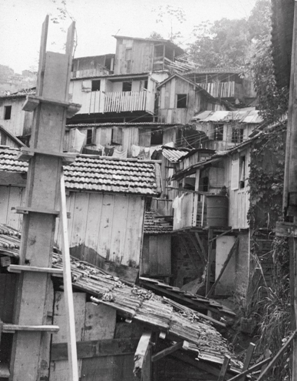 Anthony Leeds (1925-1989).  Rio de Janeiro – Catacumba – Lagoa. Favela da Catacumba vista da sede da Associação de Moradores – 1965. Fundação Oswaldo Cruz. Casa de Oswaldo Cruz.