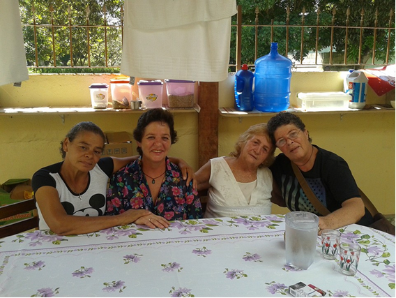Da esquerda para a direita: Elza e Marisa, irmãs biológicas; Raimunda, ex-paciente da Colônia Santo Ângelo em Mogi das Cruzes e Teresa.