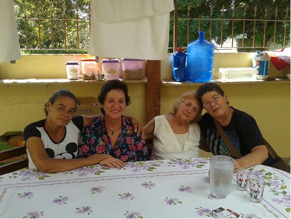 Da esquerda para a direita: Elza e Marisa, irmãs biológicas; Raimunda, ex-paciente da Colônia Santo Ângelo em Mogi das Cruzes e Teresa. Da esquerda para a direita: Elza e Marisa, irmãs biológicas; Raimunda, ex-paciente da Colônia Santo Ângelo em Mogi das Cruzes e Teresa.