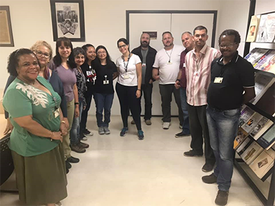 Da esquerda para a direita: Ana Maria da Silva,
Valdegraça de Melo, Daniela Rafael, Lígia Faitarone, Muzete de Oliveira, Rita Higa do Nascimento, Maira Santos, Carlos Menegozzo,
Bruno Winkelmann Wilson Viríssimo da Silva, Douglas Augusto Neto (estagiário) e José Roberto de Souza. Da esquerda para a direita: Ana Maria da Silva, Valdegraça de Melo,
Daniela Rafael, Lígia Faitarone, Muzete de Oliveira, Rita Higa do Nascimento, Maira Santos, Carlos Menegozzo, Bruno Winkelmann Wilson
Viríssimo da Silva, Douglas Augusto Neto (estagiário) e José Roberto de Souza.